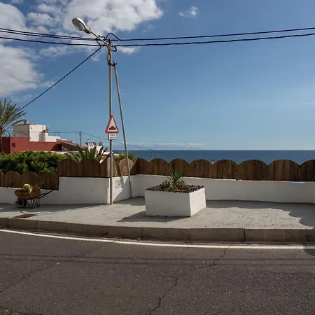 Апартаменты Beachhouse With Amazing Terrace Next To The Ocean