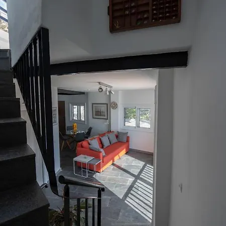 Апартаменты Beachhouse With Amazing Terrace Next To The Ocean
