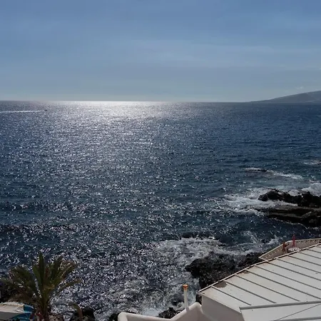 Апартаменты Beachhouse With Amazing Terrace Next To The Ocean