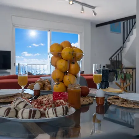 Апартаменты Beachhouse With Amazing Terrace Next To The Ocean